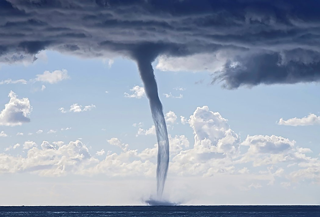 刚看到龙吸水的壮观视频，它到底是怎么形成的？