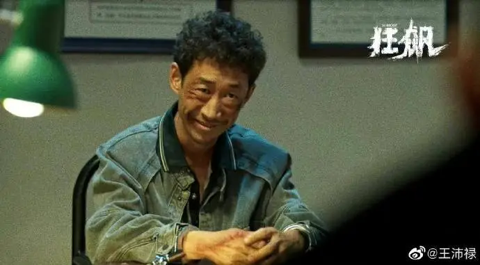 影视中的反派为了表达演技，总是歪嘴，一副狠相。