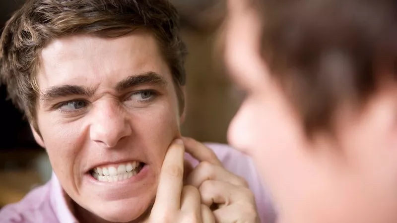 人为什么会情不自禁的想用手去挤痘痘呢？