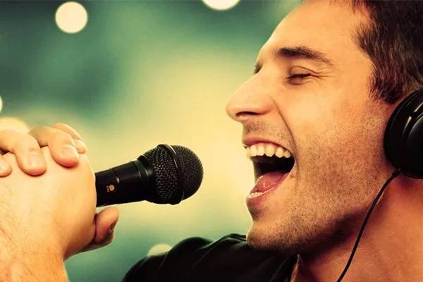 唱歌跑调的人知道自已五音不全吗？这就是一种病！