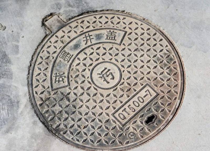 为什么井盖大都是圆的而不是方形的？看我给你解答！