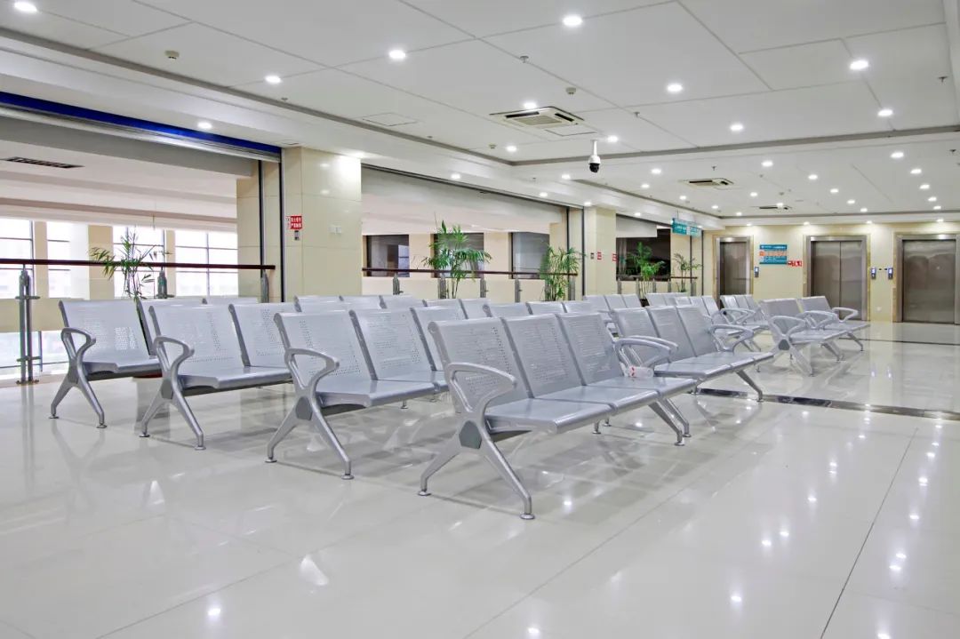 为什么公共场所和户外的椅子凳子上面全都是孔呢？