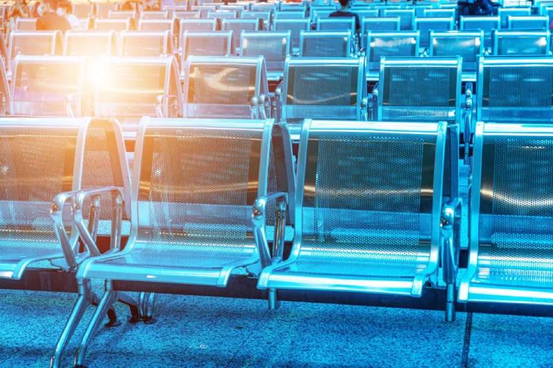 为什么公共场所和户外的椅子凳子上面全都是孔呢？