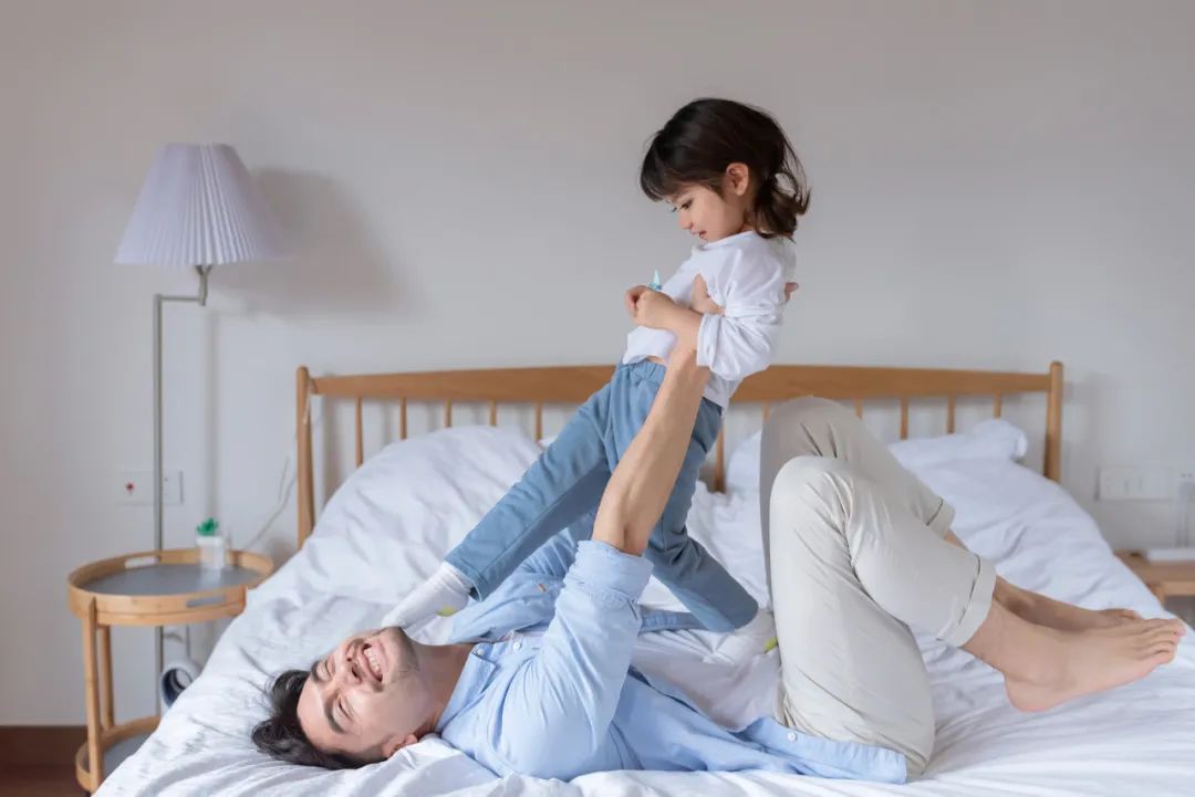 爸爸带娃比妈妈带的娃要聪明，伶俐任性又调皮