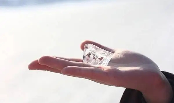 冬天玩雪为什么冰会黏在手上？你可能永远也猜不到原因