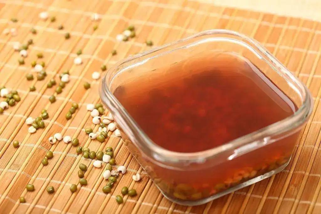 绿豆汤不应该是绿色吗？为什么有时会变成红色呢？