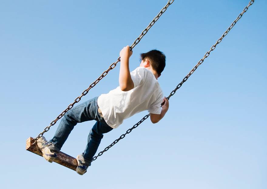 物理高手：秋千蹦出了新花样！无需人推就能荡的很高