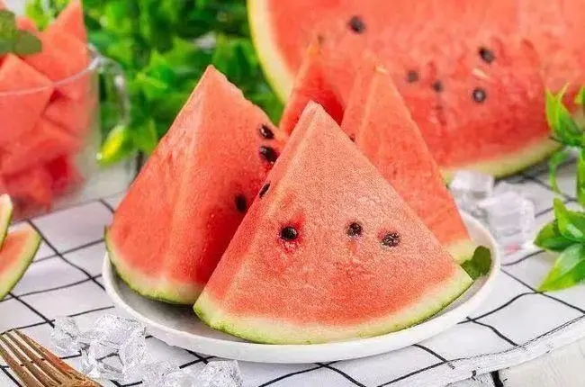 西瓜籽可以直接吃吗？如果吞下去会在肚子里长出西瓜吗