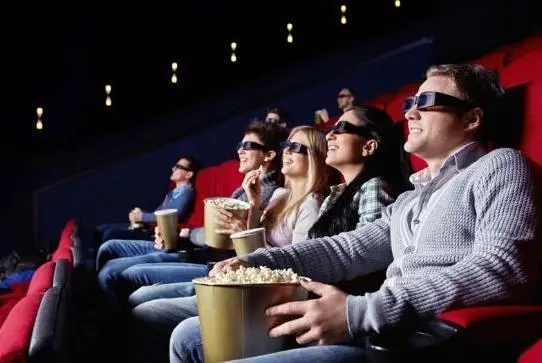 看电影时为何非要搞一桶爆米花吃呢？