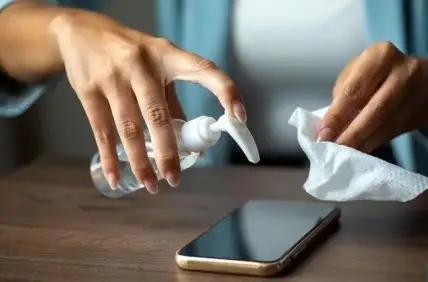 可以用酒精直接来擦手机屏幕吗？