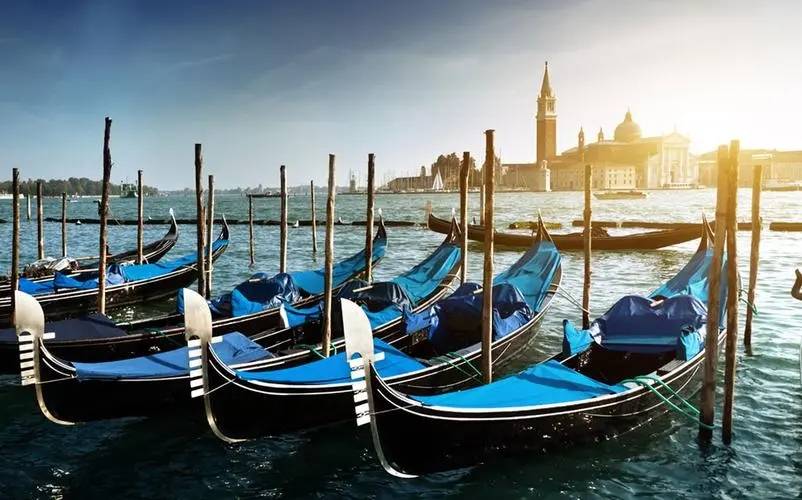 威尼斯黑色平底船的背后故事