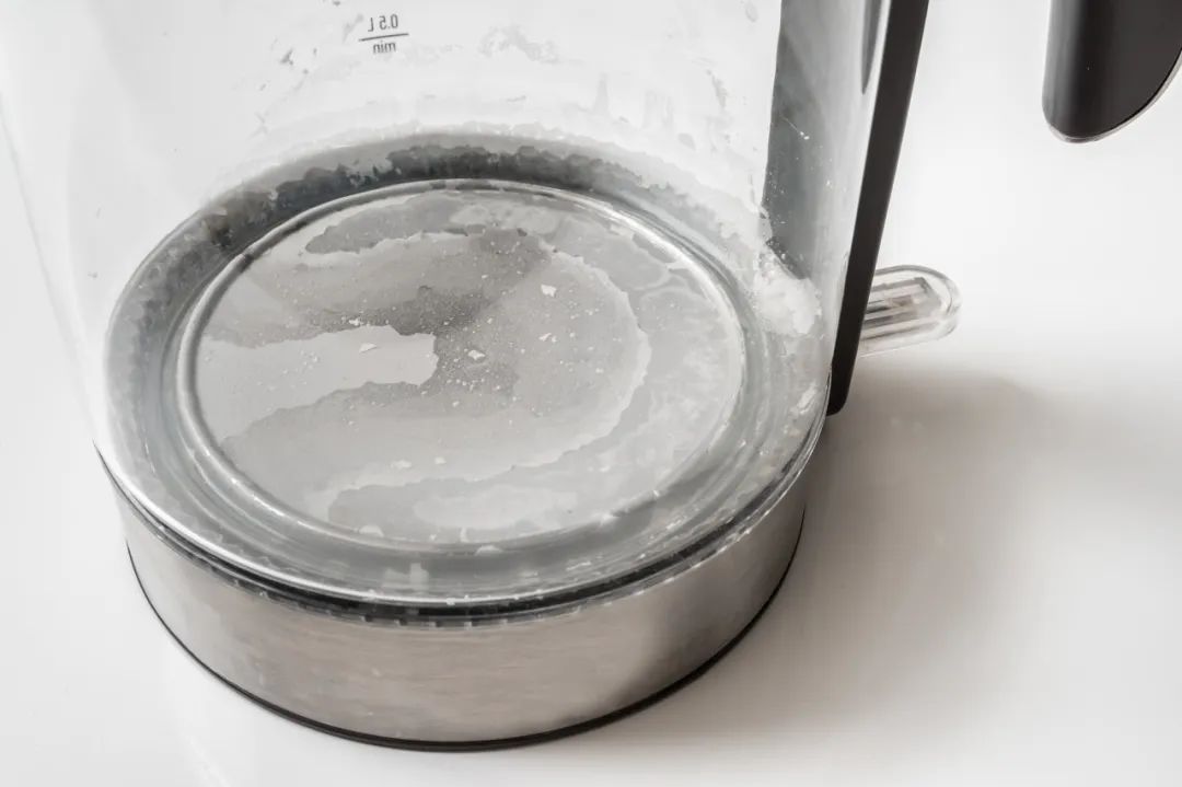 家里水壶烧出来的水都有水垢，长期喝的话会长肾结石吗？