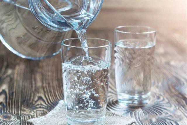 每个人的水量需求不同，每天喝八杯水真的对你合适吗？