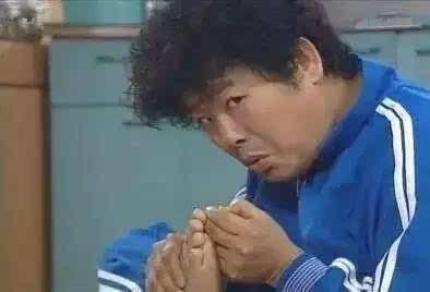 揭秘为何有些人总喜欢拿手去抠脚呢?关键是扣完后还闻一闻