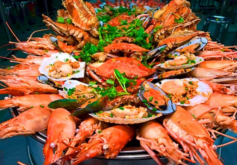 揭秘虾蟹煮熟就会变红的科学之谜，很多海鲜都会这样哟