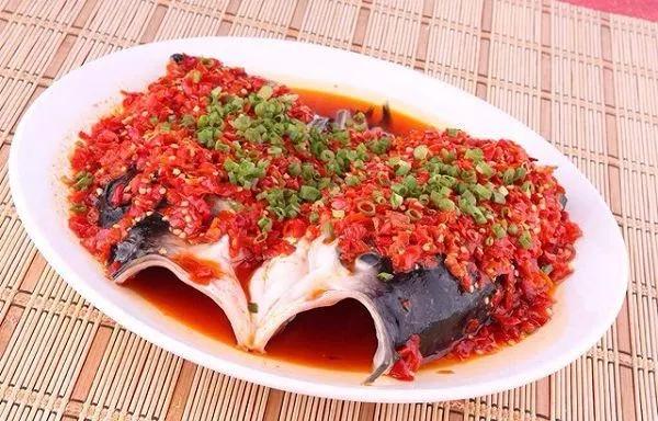 喝鱼头汤时,偶尔会发现里面有个白色小石头,那是什么能吃吗