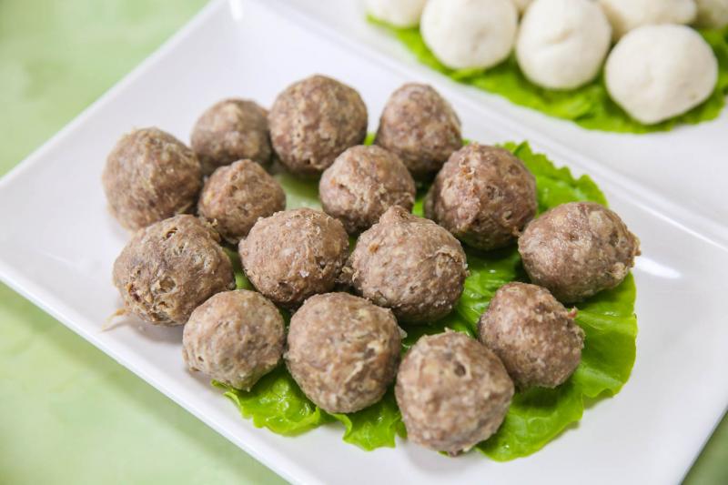 火锅店里的牛肉丸能吃吗？都是用什么材料做的？