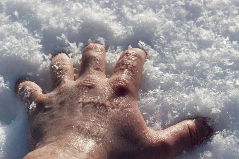 在寒冷的冬天,手脚冻伤后用雪水来搓洗,这样会好的更快吗？