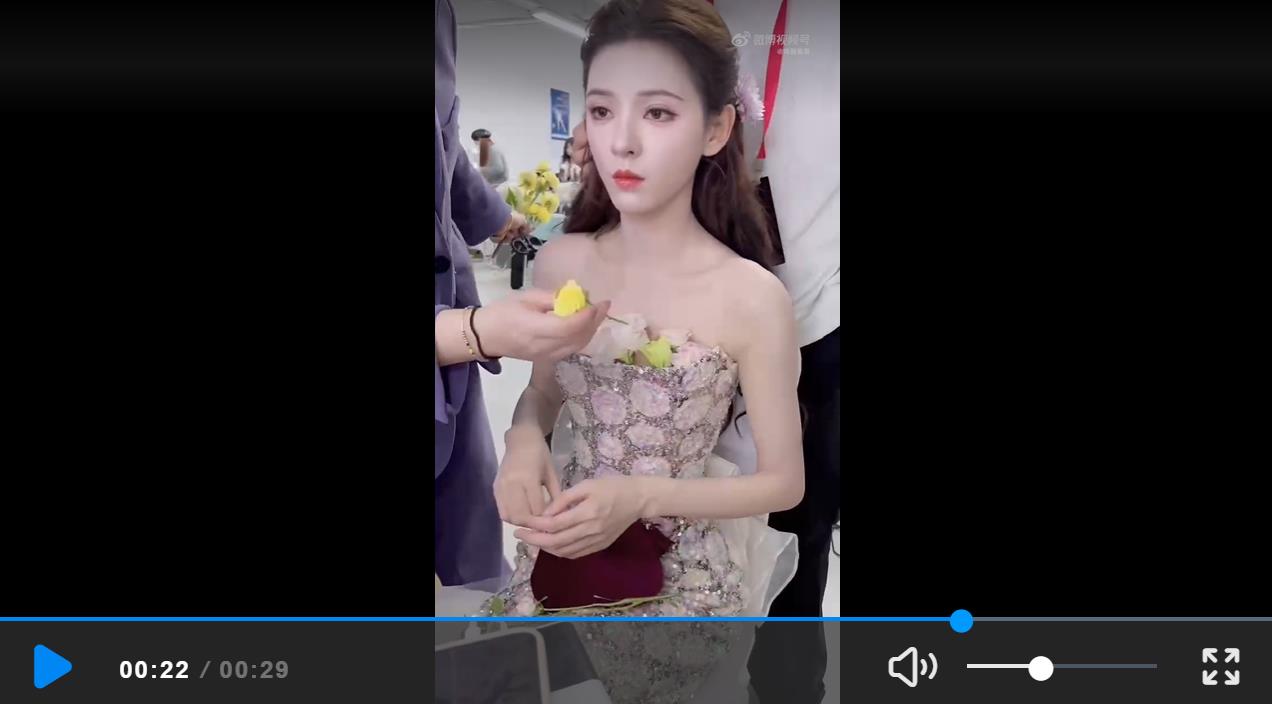 微博之夜内场第2套:张予曦为防走光在胸口插花真是太性感了