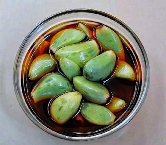 腌制后的腊八蒜为啥是绿色的?腊八节的由来+这天应该吃什么