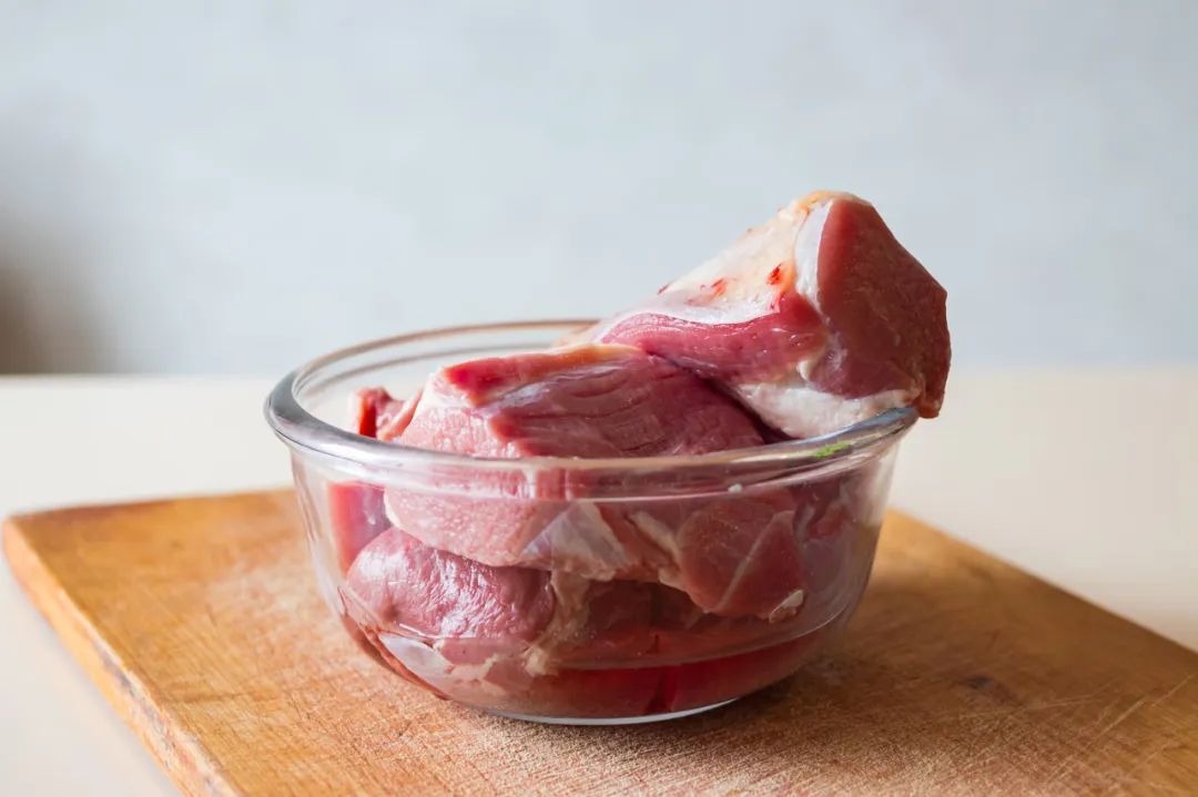 千万不要再把肉泡水里解冻了，只有三种科学解冻方法