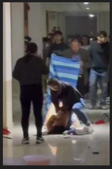 一女子赤身果体闯入高校男生宿舍进行打砸，究竟所为何事