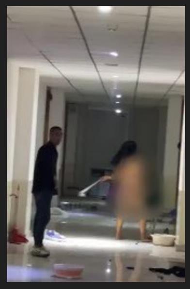 一女子赤身果体闯入高校男生宿舍进行打砸，究竟所为何事