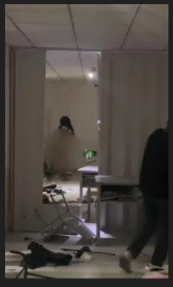 一女子赤身果体闯入高校男生宿舍进行打砸，究竟所为何事