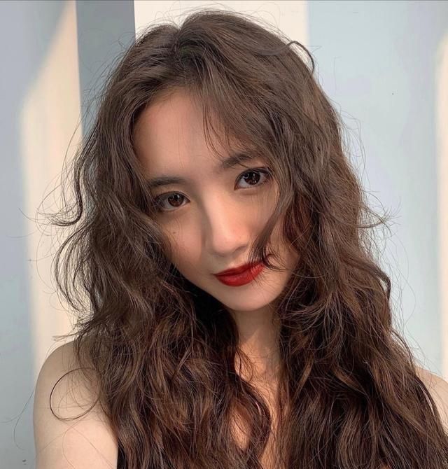 为什么睡觉时压出来的卷发，就是没有烫出来的持久咧？