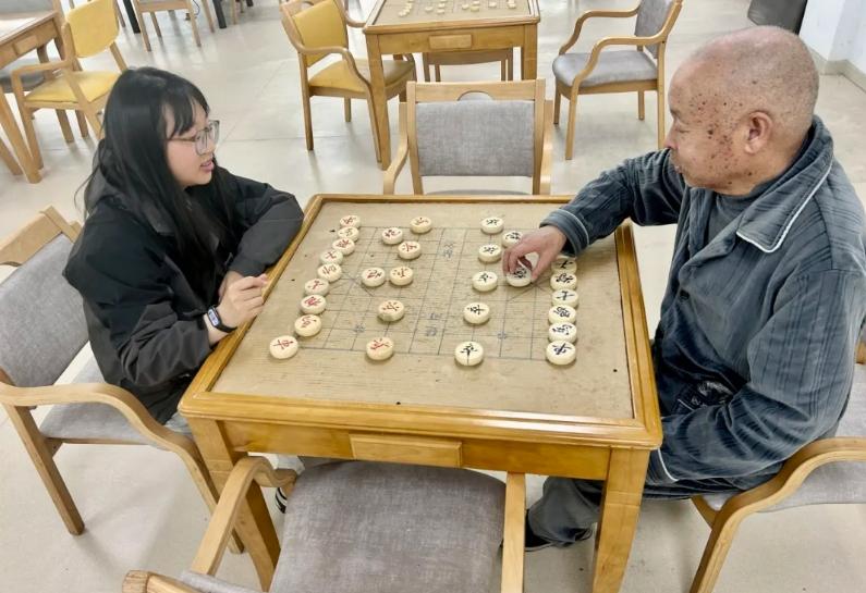 00后住进了养老院怎么办，与老年人的跨代共居新模式