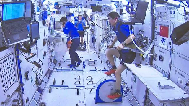 在太空空间站里，用不完的氧气循环是从哪里来的？