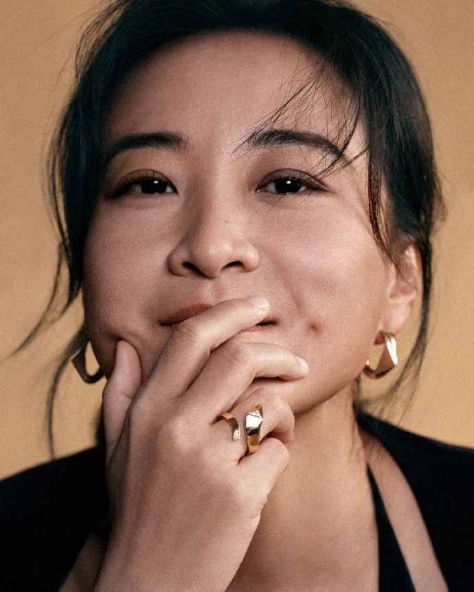 贾玲成为Prada品牌大使，恭喜Prada喜提贾玲，玲姐好美