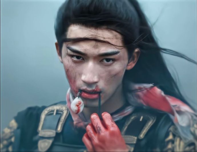 王星越《墨雨云间》经典画面，玉佩叼在嘴边叼了一天玉佩