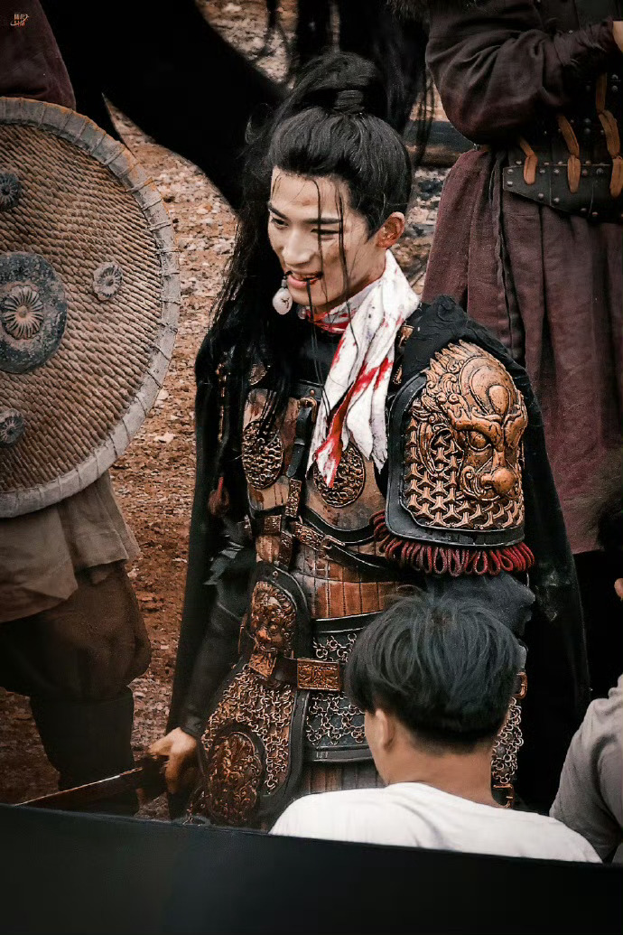 王星越《墨雨云间》经典画面，玉佩叼在嘴边叼了一天玉佩