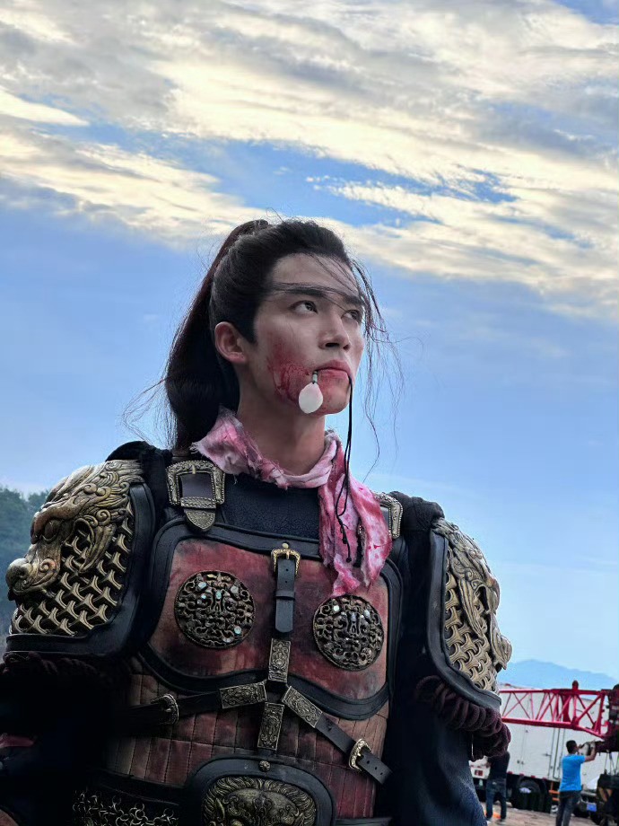 王星越《墨雨云间》经典画面，玉佩叼在嘴边叼了一天玉佩