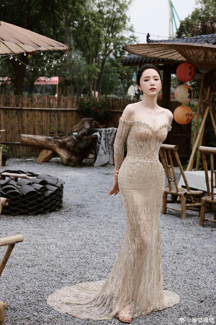 董璇幽默回应网友：天天有人哭错坟和王大治到底哪里好