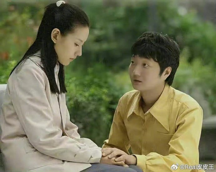 董璇幽默回应网友：天天有人哭错坟和王大治到底哪里好