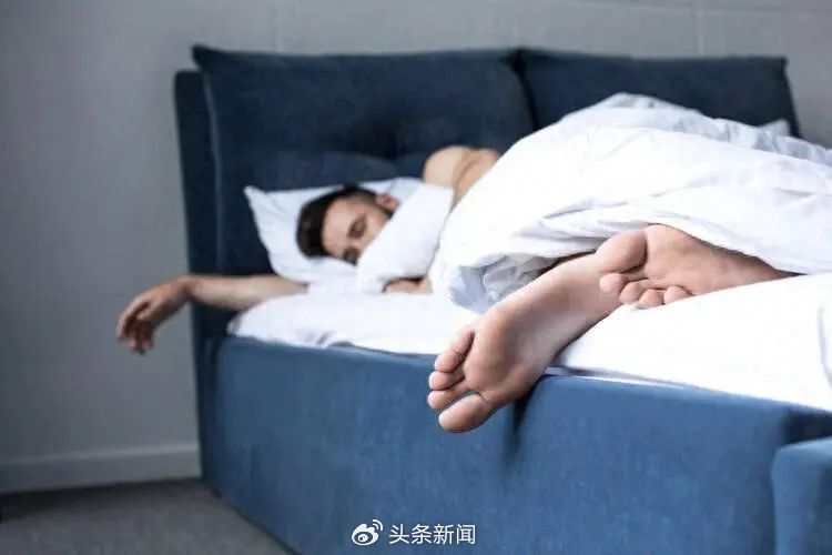 夏日睡眠请务必盖好双脚:这2类人不建议睡觉时把脚露外面