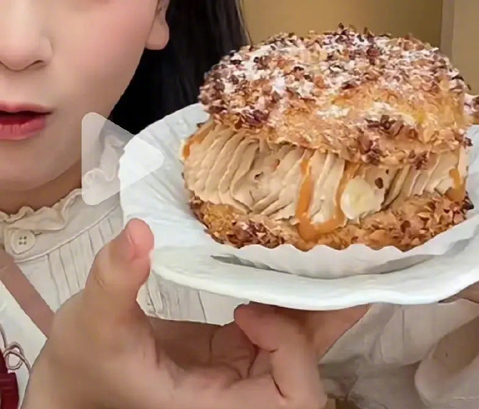 赵露思甜品店定价老高了：泡芙36一个，感觉吃不起了