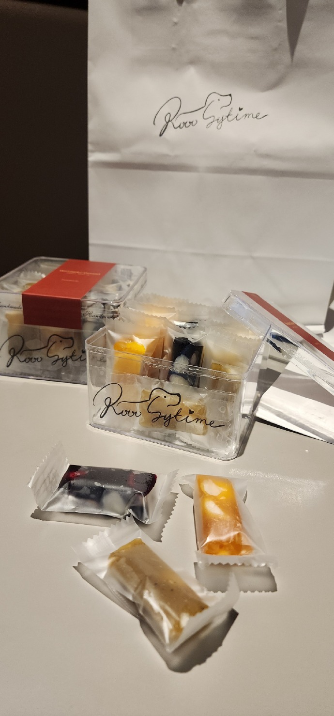 赵露思甜品店定价老高了：泡芙36一个，感觉吃不起了