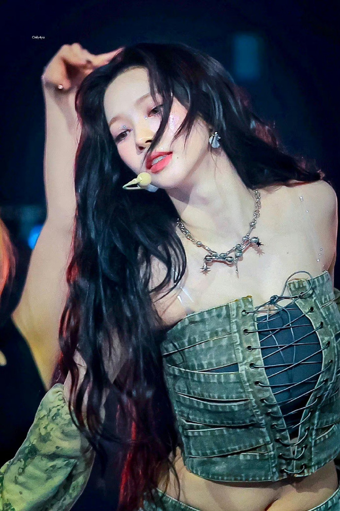 柳智敏被衣服磨得皮肤通红让粉丝心疼，演出服装太粗糙