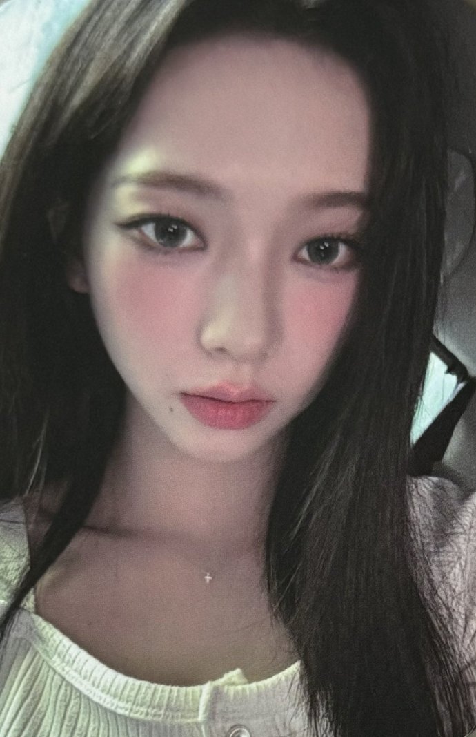 柳智敏被衣服磨得皮肤通红让粉丝心疼，演出服装太粗糙