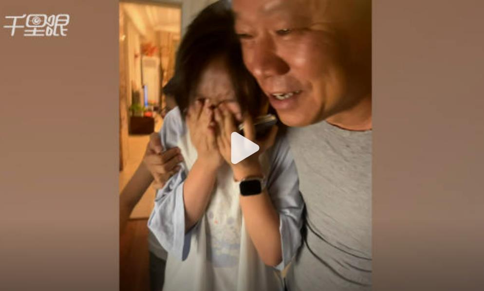 内蒙一女生高考查分669激动掩面落泪哭泣，母亲欣慰