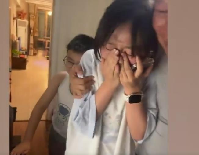 内蒙一女生高考查分669激动掩面落泪哭泣，母亲欣慰