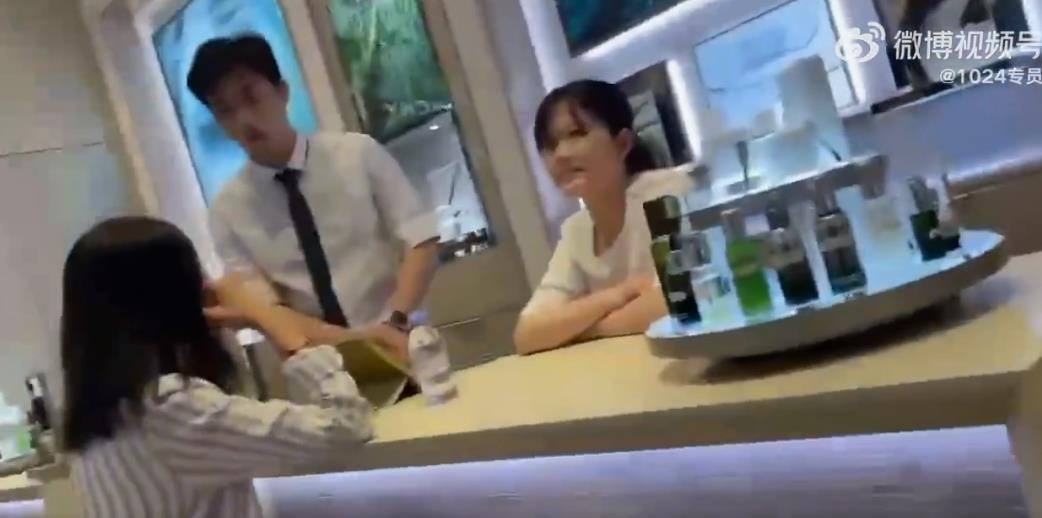 海蓝之谜化妆品柜台冲突事件：女顾客羞辱并泼水柜姐