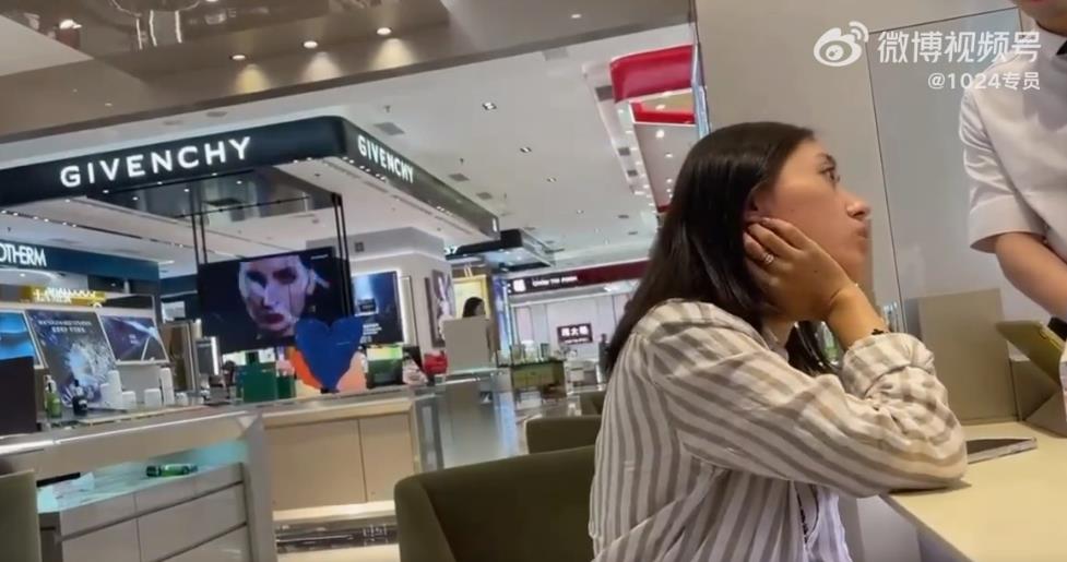 海蓝之谜化妆品柜台冲突事件：女顾客羞辱并泼水柜姐