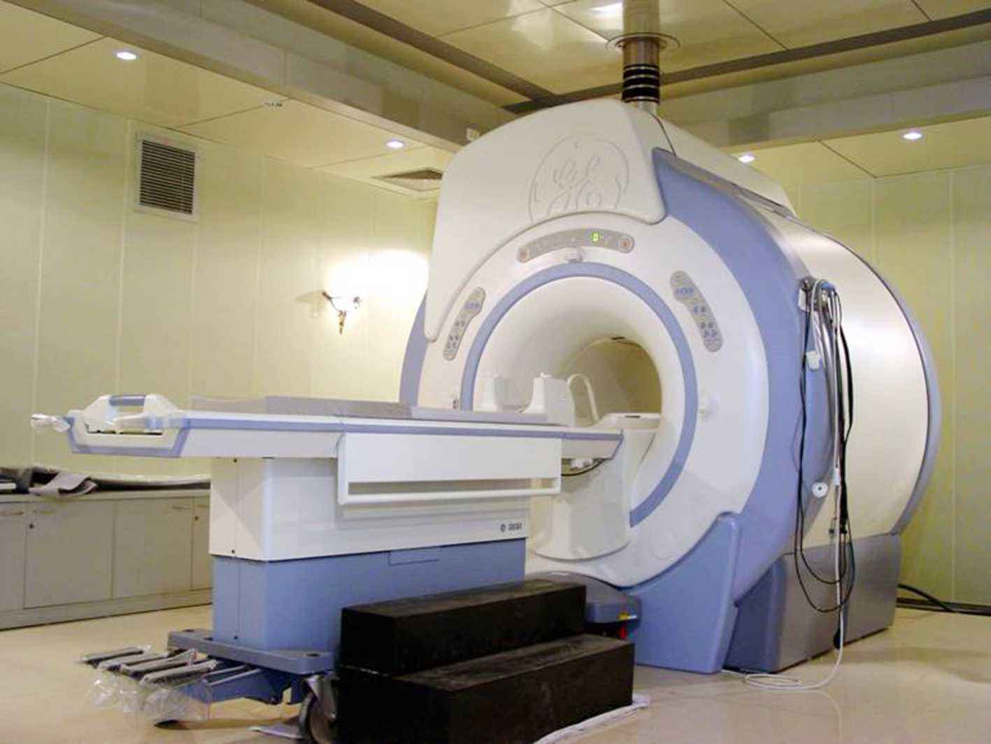 在医院做核磁共振时：为什么身上不能带有任何金属物件