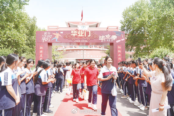 大学选专业是志愿填报，是凭兴趣选，还是追热点选更好？