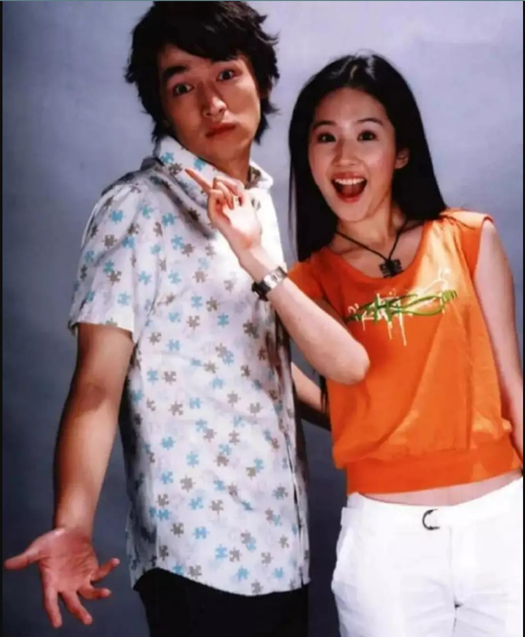 胡歌刘亦菲合体照引爆回忆杀狂潮，重现青春合照