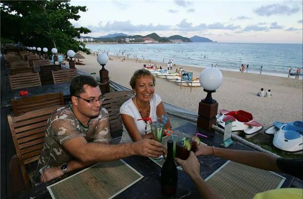 俄罗斯人挤爆三亚的都是中产阶层，贵得要命还不带还价